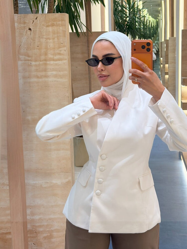 Button-side Asymmetric Blazer