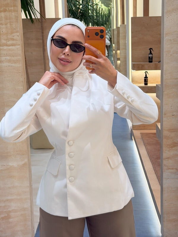 Button-side Asymmetric Blazer