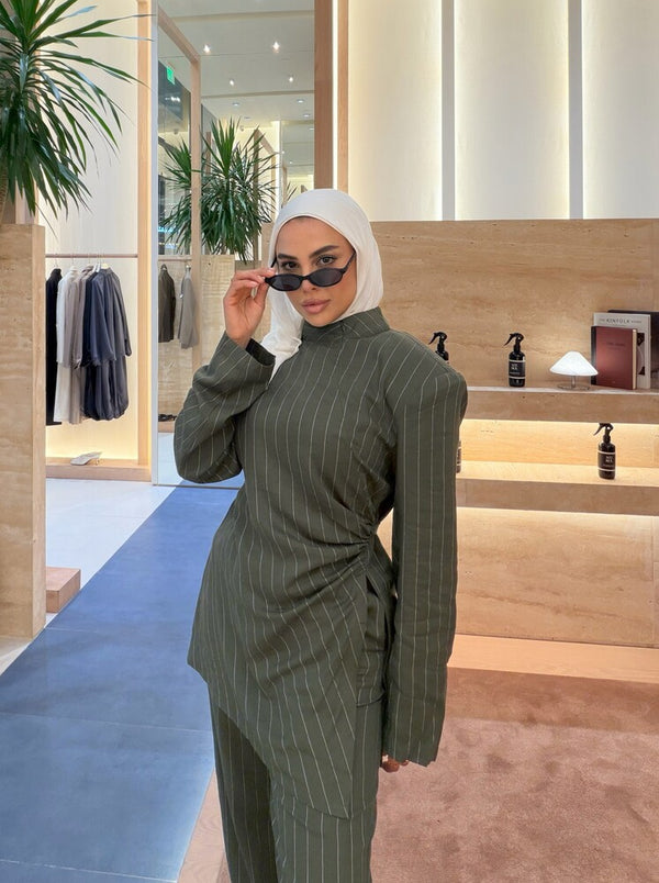 High-neckline Stripe Belted Set