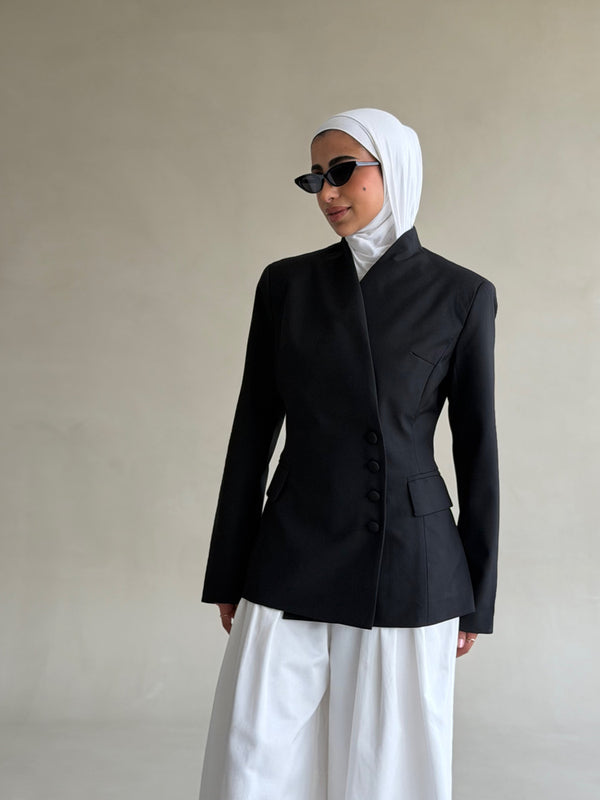 Button-side Asymmetric Blazer