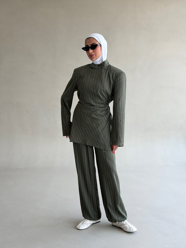 High-neckline Stripe Belted Set