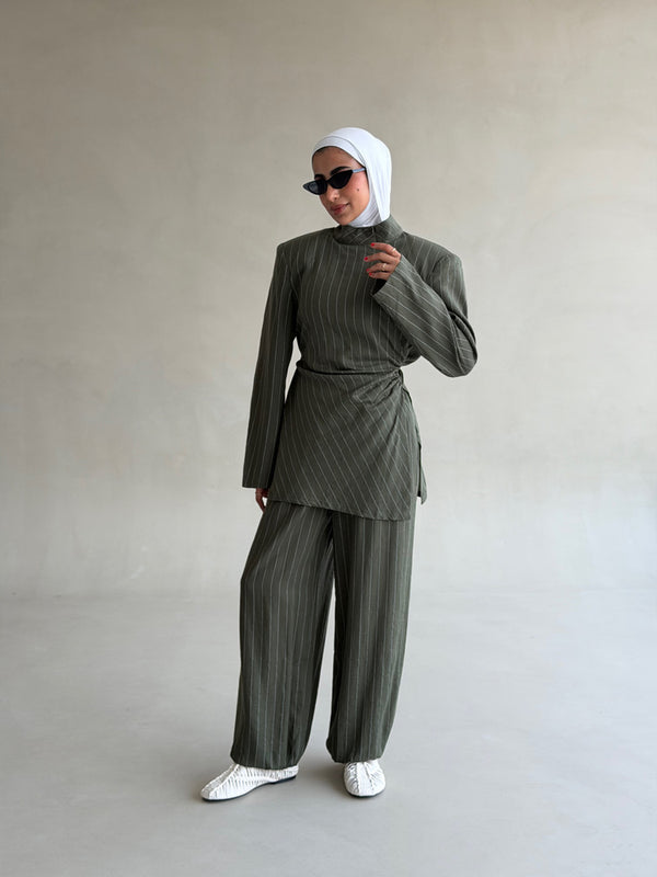 High-neckline Stripe Belted Set