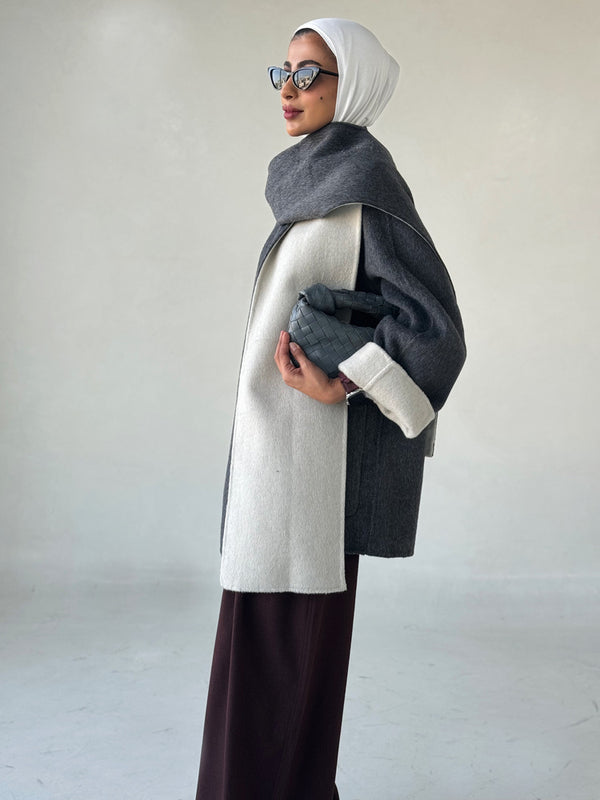 Double Sided Short Wool Coat w/ Scarfالسترات الخارجية / المعاطف