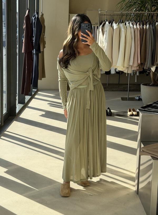 Tie-front cardigan & Maxi pleated Skirt