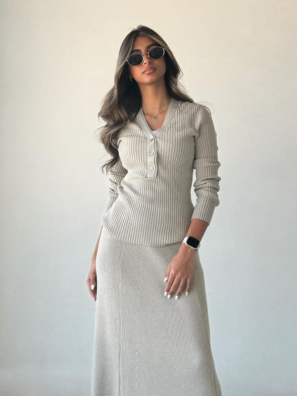 2PC V-neck Knitted Top Skirt Setsملابس كاملة / أطقم