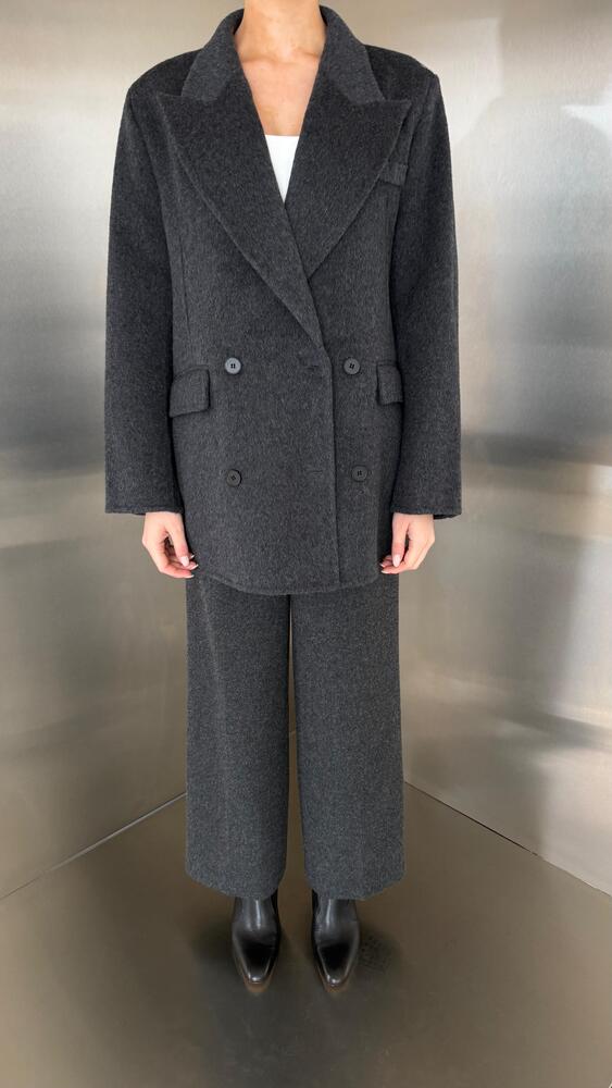 Wide Pointed Collared Jacket