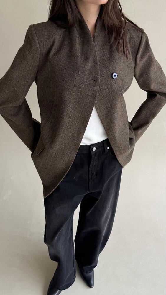 Close Neck  One-Button Blazer