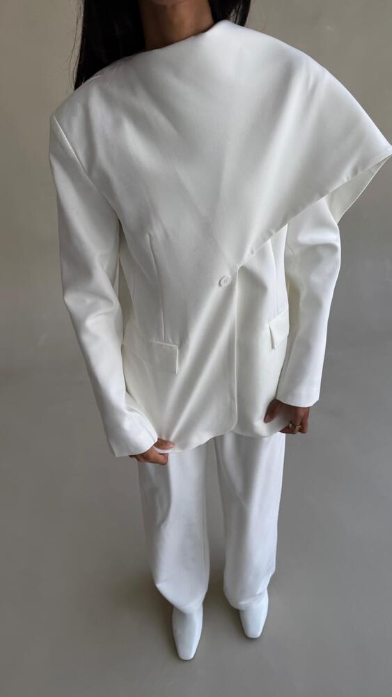 Built-in Scarf Suit