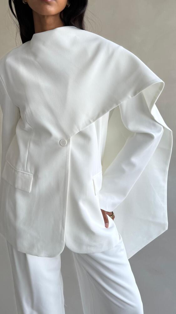 Built-in Scarf Suit