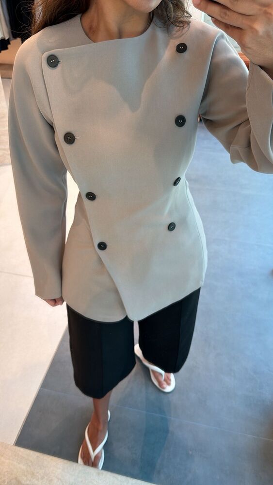 Parallel-buttoned boat Neck Blazer