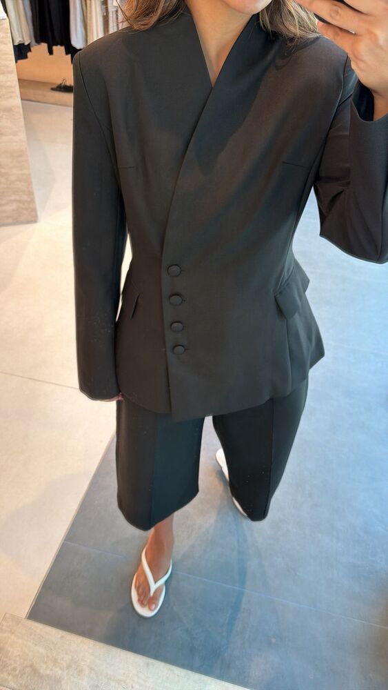 Button-side Asymmetric Blazer