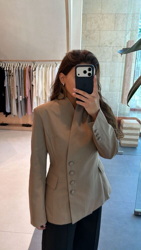 Button-side Asymmetric Blazer