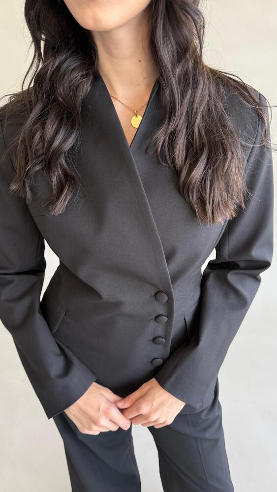 Button-side Asymmetric Blazer