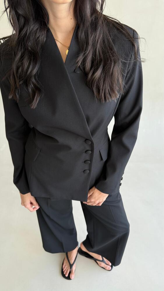 Button-side Asymmetric Blazer