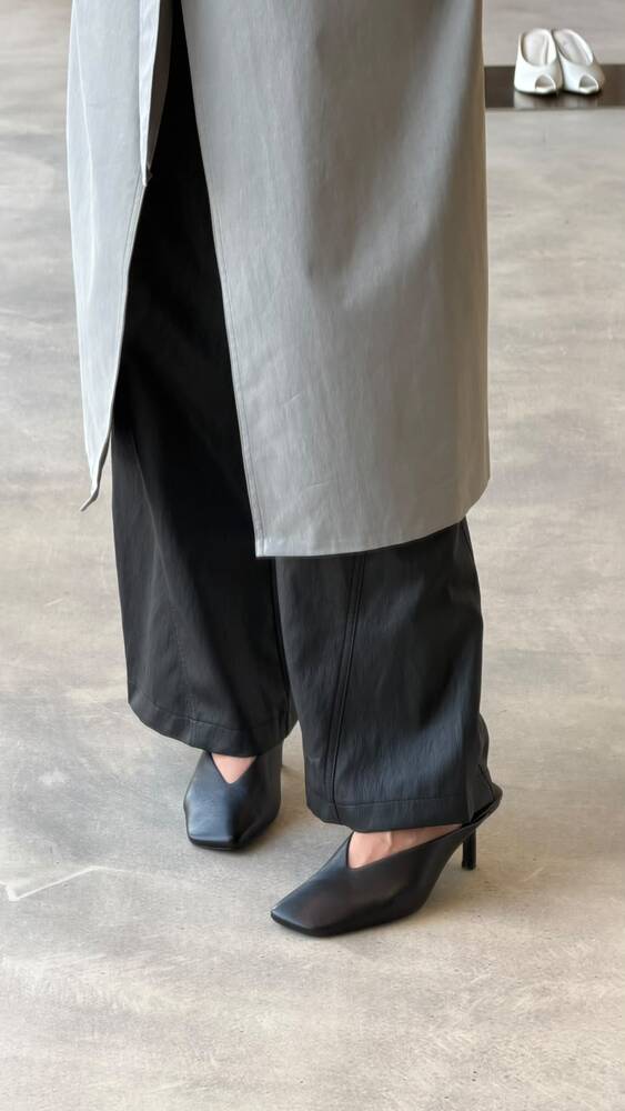 V-cut Heeled Mules