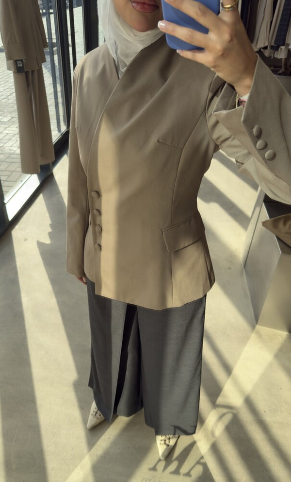 Button-side Asymmetric Blazer