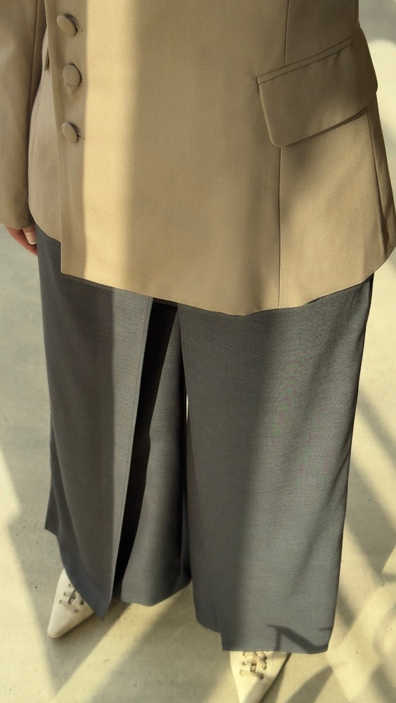 Button-side Asymmetric Blazer