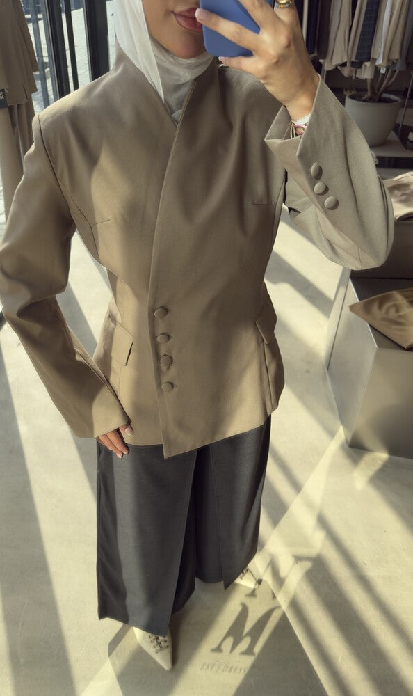 Button-side Asymmetric Blazer