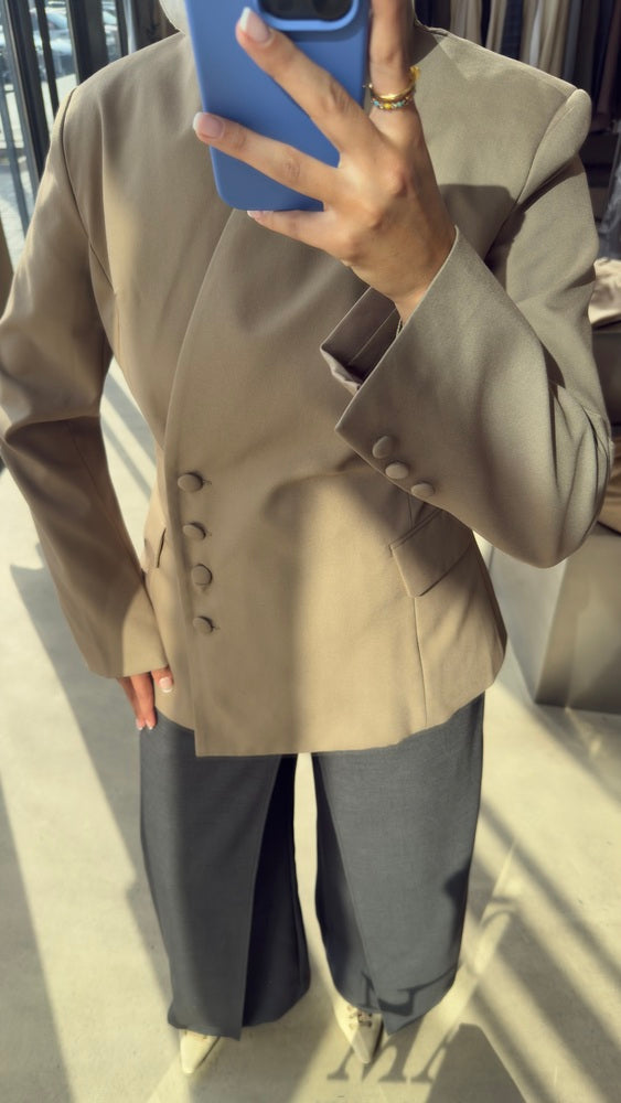 Button-side Asymmetric Blazer