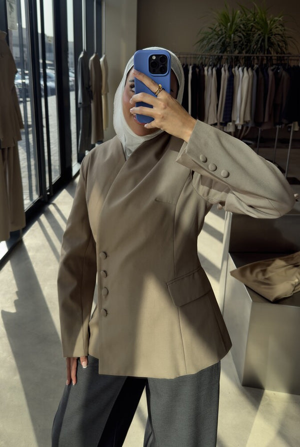 Button-side Asymmetric Blazer