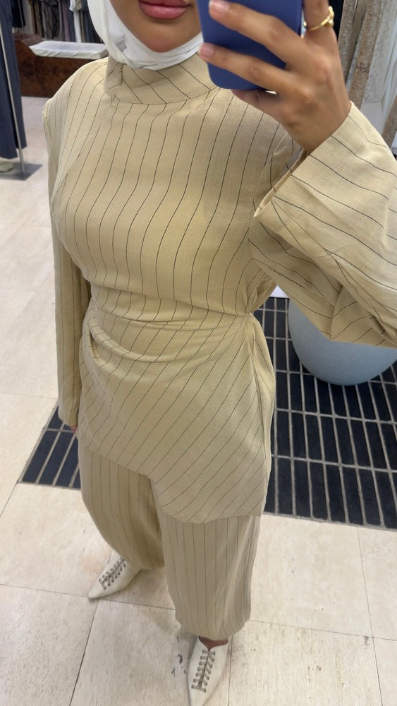 High-neckline Stripe Belted Set